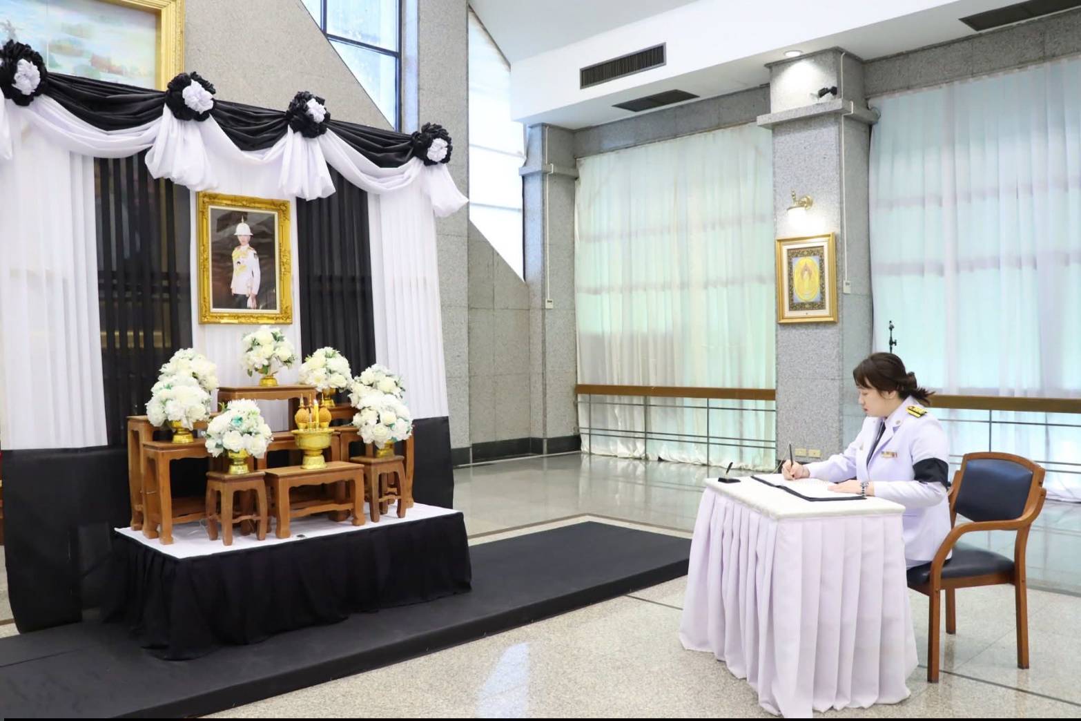 title - ศพส. จัดพิธีลงนามแสดงความอาลัยถวายแด่สมเด็จพระเจ้าลูกเธอ เจ้าฟ้าพัชรกิติยาภา นเรนทิราเทพยวดี กรมหลวงราชสาริณีสิริพัชร มหาวัชรราชธิดา ณ ศาลาพระมิ่งขวัญ ศูนย์ส่งเสริมและพัฒนาอาชีพเสริมนอกภาคการเกษตร (ศูนย์ศิลปาชีพบางไทรฯ (เดิม))